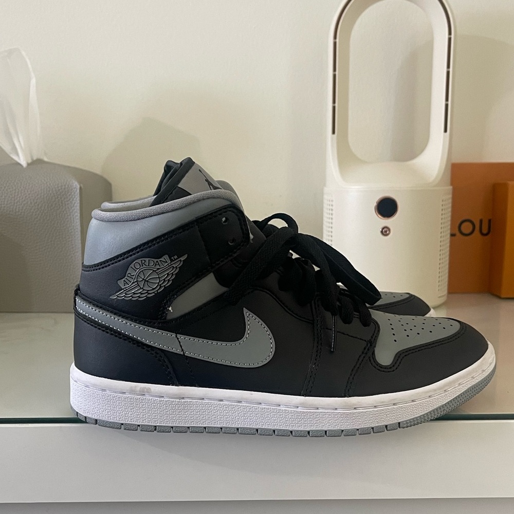 Flash sale 🎉JordanBlack and Gray Sneakers